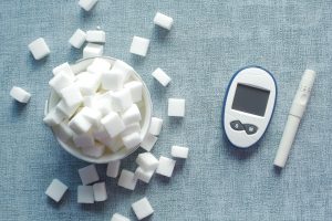 Mutter begleitet ihr Kind mit Diabetes Typ 1 am Morgen zur Schule, während sie die Insulinpumpe und CGM-Werte überprüft – Thema Schulbegleitung bei Diabetes und Anspruch gegen die Krankenkasse nach § 37 SGB V.