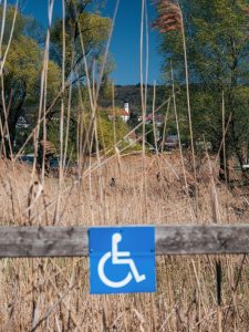 Behindertenparkplatzschild in der Natur