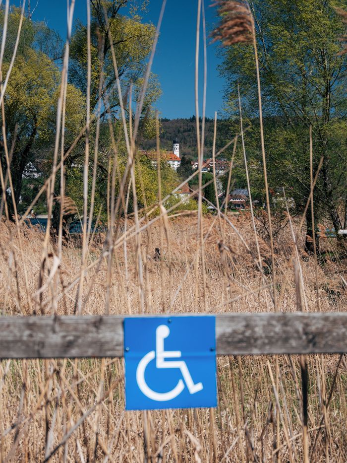 Behindertenparkplatzschild in der Natur