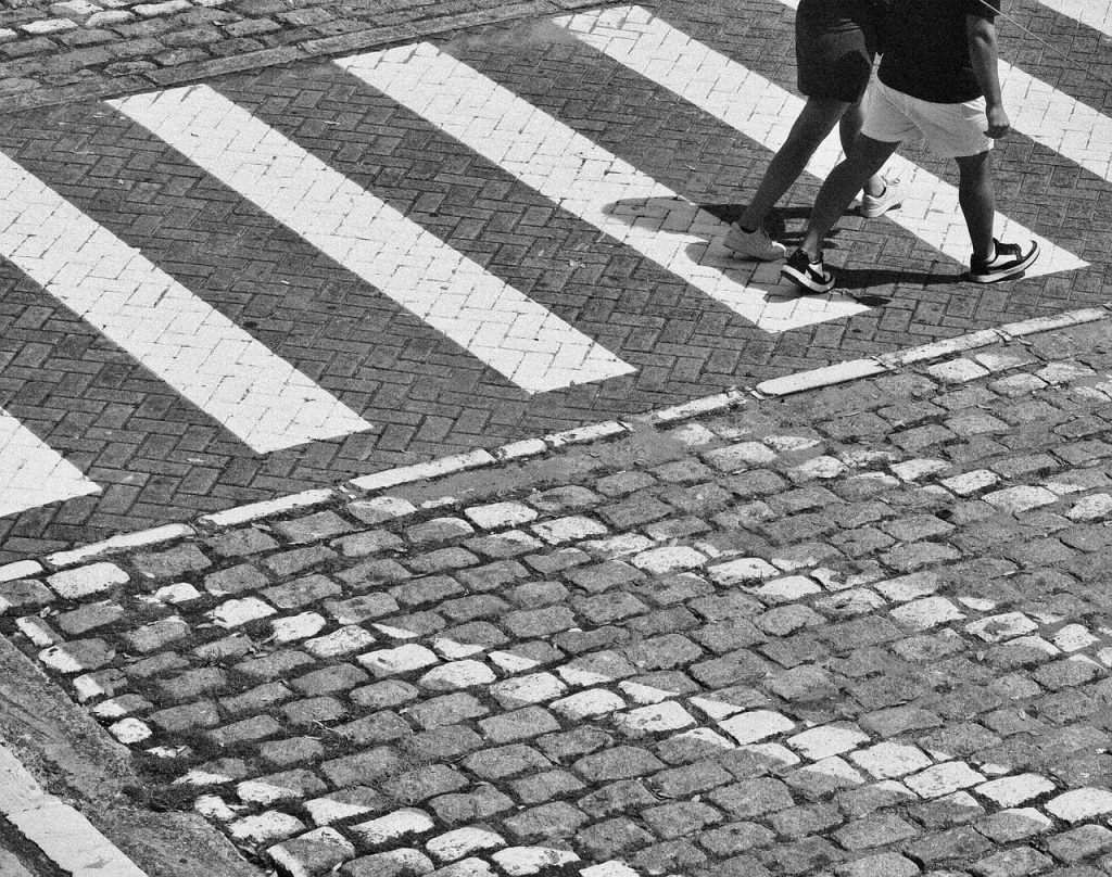 Fällt die Schulbegleitung aus, dürfen Angehörige einspringen – aber nur mit Arbeitsvertrag. So regeln Sie die Vertretung im Persönlichen Budget rechtssicher.